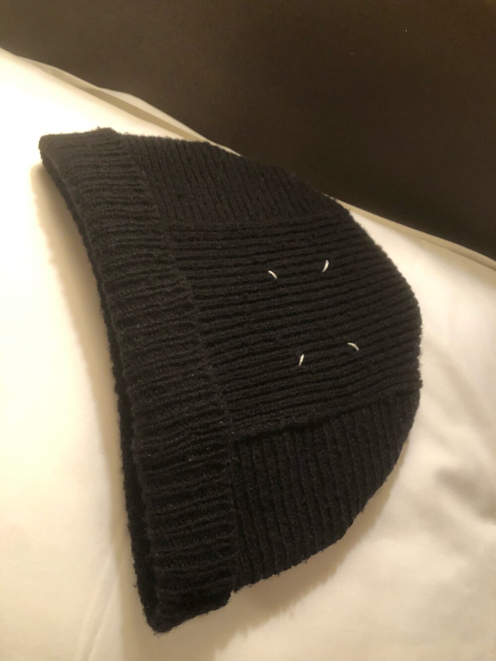 ブラック系のTシャツ/カットソー、ブラック系のスラックス、ブラック系のブーツを着用したメンズの夏コーディネートの5枚目の写真