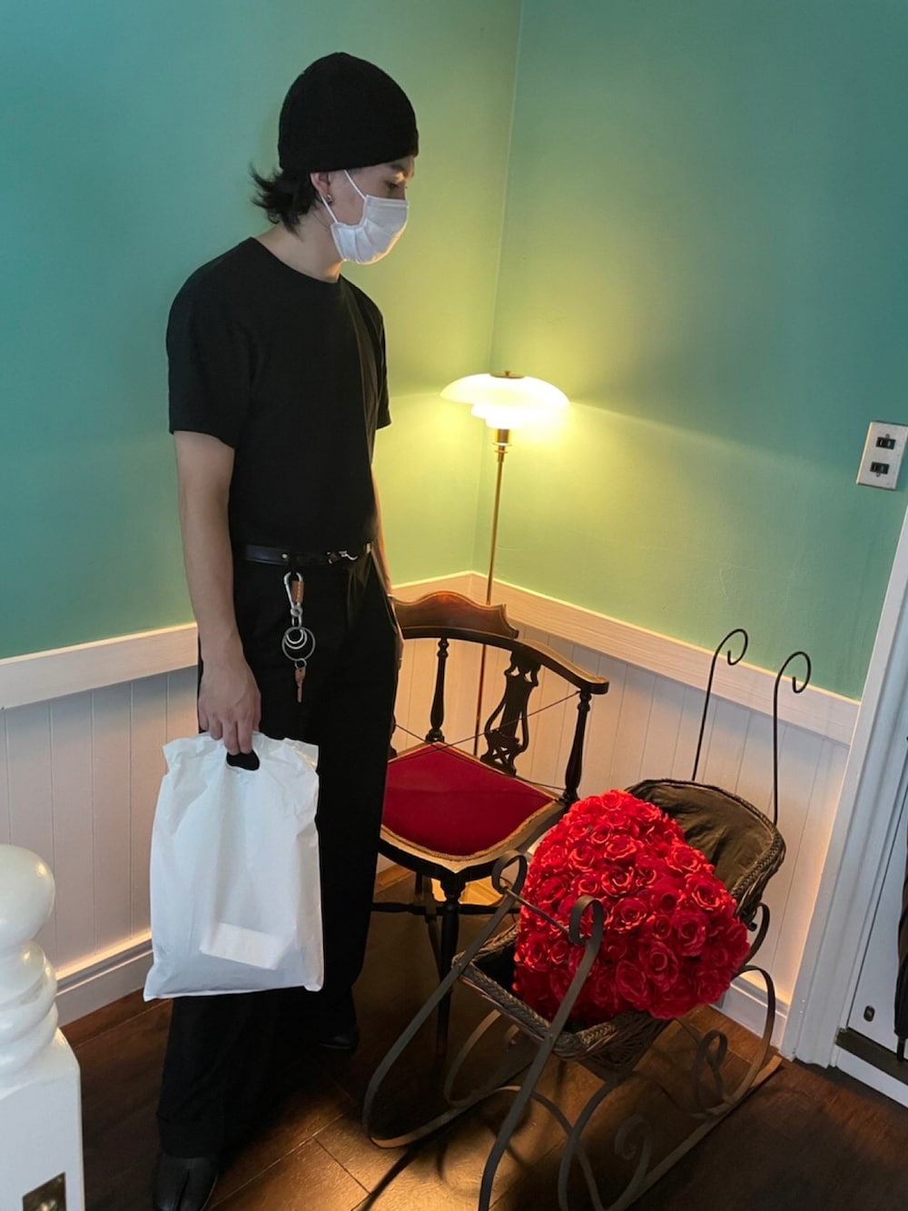 ブラック系のTシャツ/カットソー、ブラック系のスラックス、ブラック系のブーツを着用したメンズの夏コーディネートの2枚目の写真