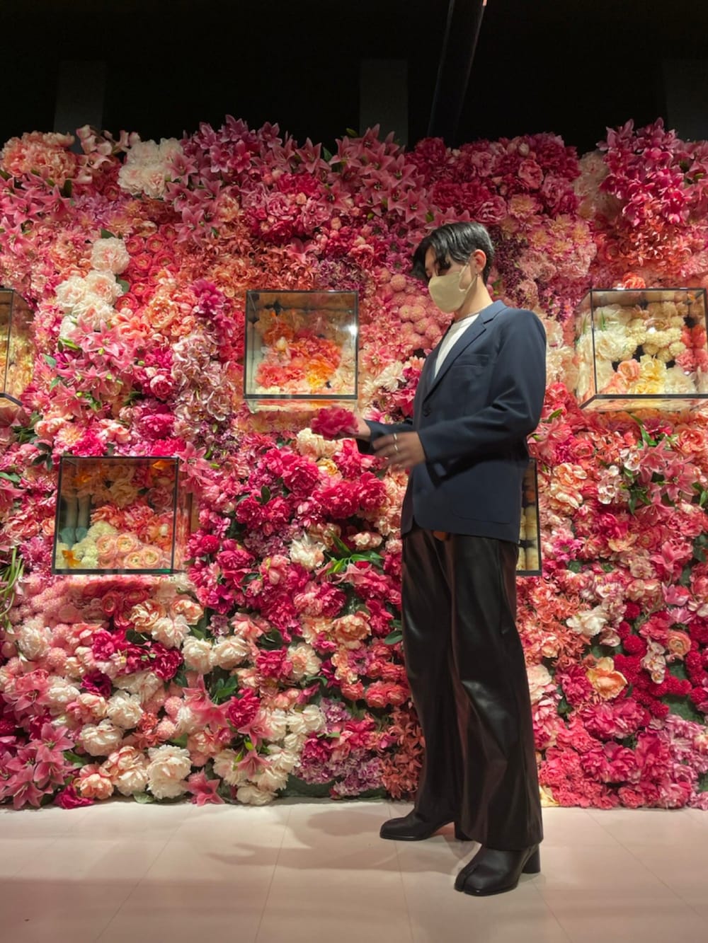 ブラック系のブーツ、ブラック系のその他パンツ、その他のテーラードジャケットを着用したメンズの冬コーディネートの2枚目の写真