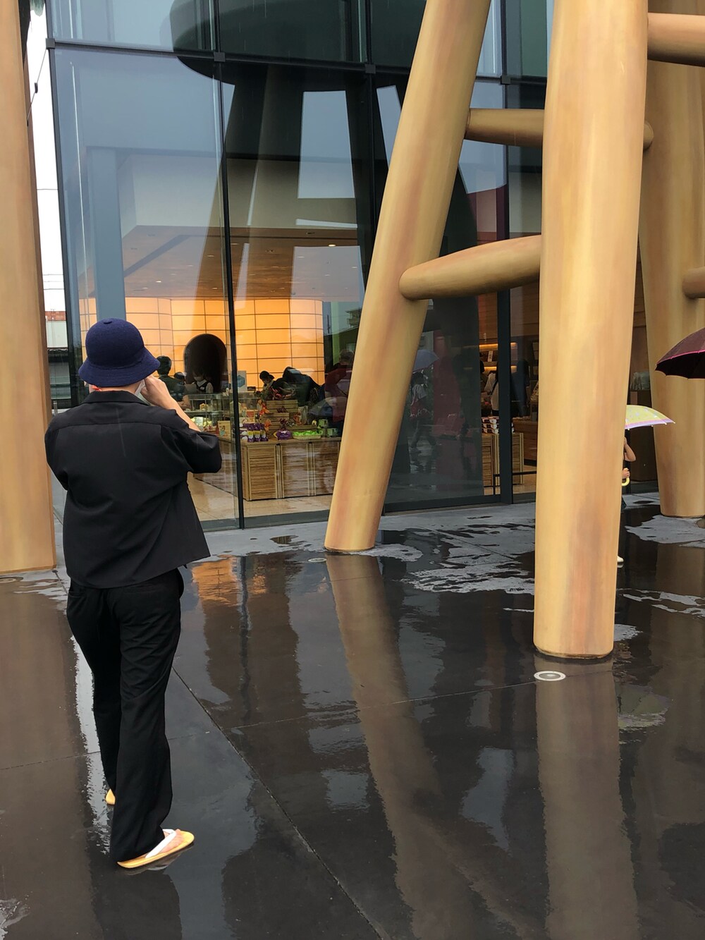 ブラック系のシャツ/ブラウス、ブルー系のハットを着用したメンズの冬コーディネートの3枚目の写真