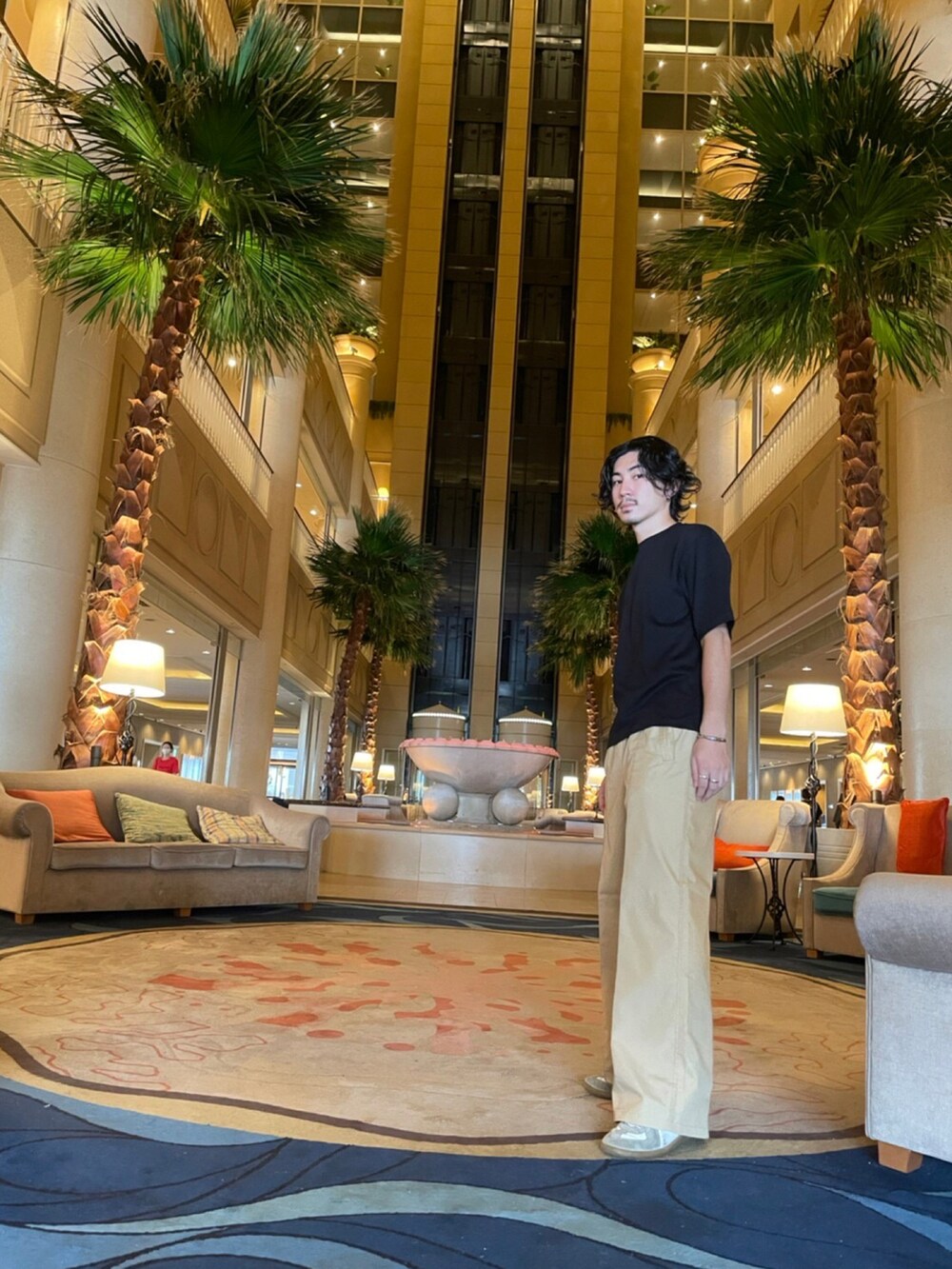 ブラック系のTシャツ/カットソー、イエロー系のその他パンツ、ホワイト系のスニーカーを着用したメンズの夏コーディネートの2枚目の写真