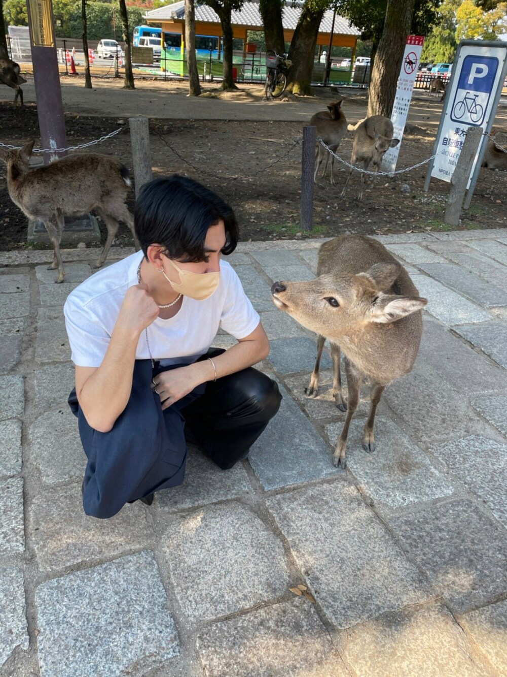 ブラック系のブーツ、ブラック系のその他パンツ、その他のテーラードジャケットを着用したメンズの冬コーディネートの3枚目の写真