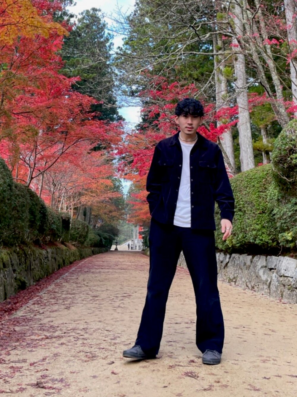 ブラック系のジャケット/アウター、ホワイト系のシャツ/ブラウス、ブラック系のパンツを着用したメンズの冬コーディネートの2枚目の写真