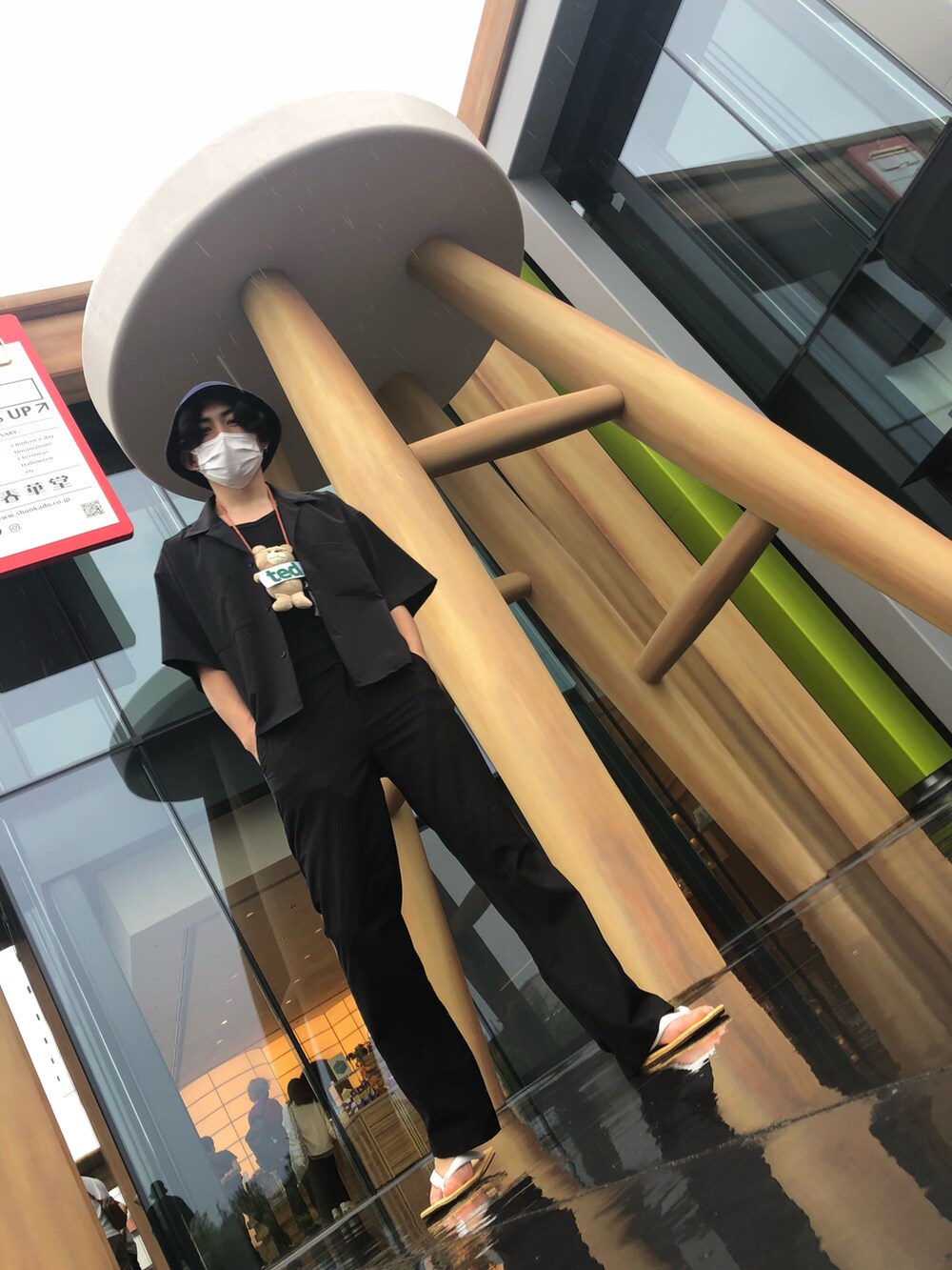 ブラック系のシャツ/ブラウス、ブルー系のハットを着用したメンズの冬コーディネートの2枚目の写真