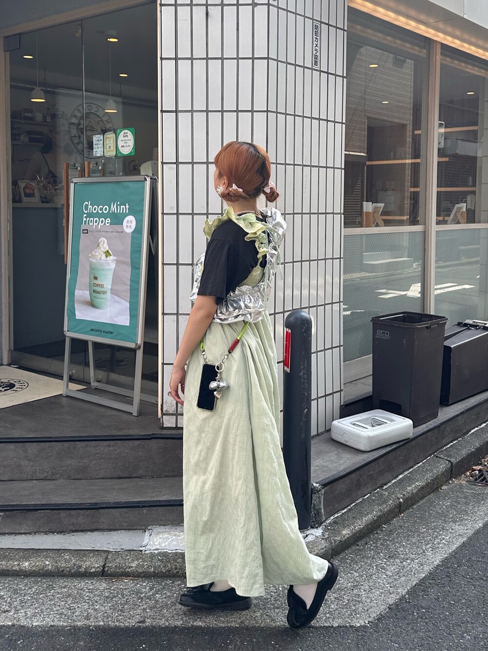 ブルー系のワンピースを着用したレディースの夏コーディネートの2枚目の写真