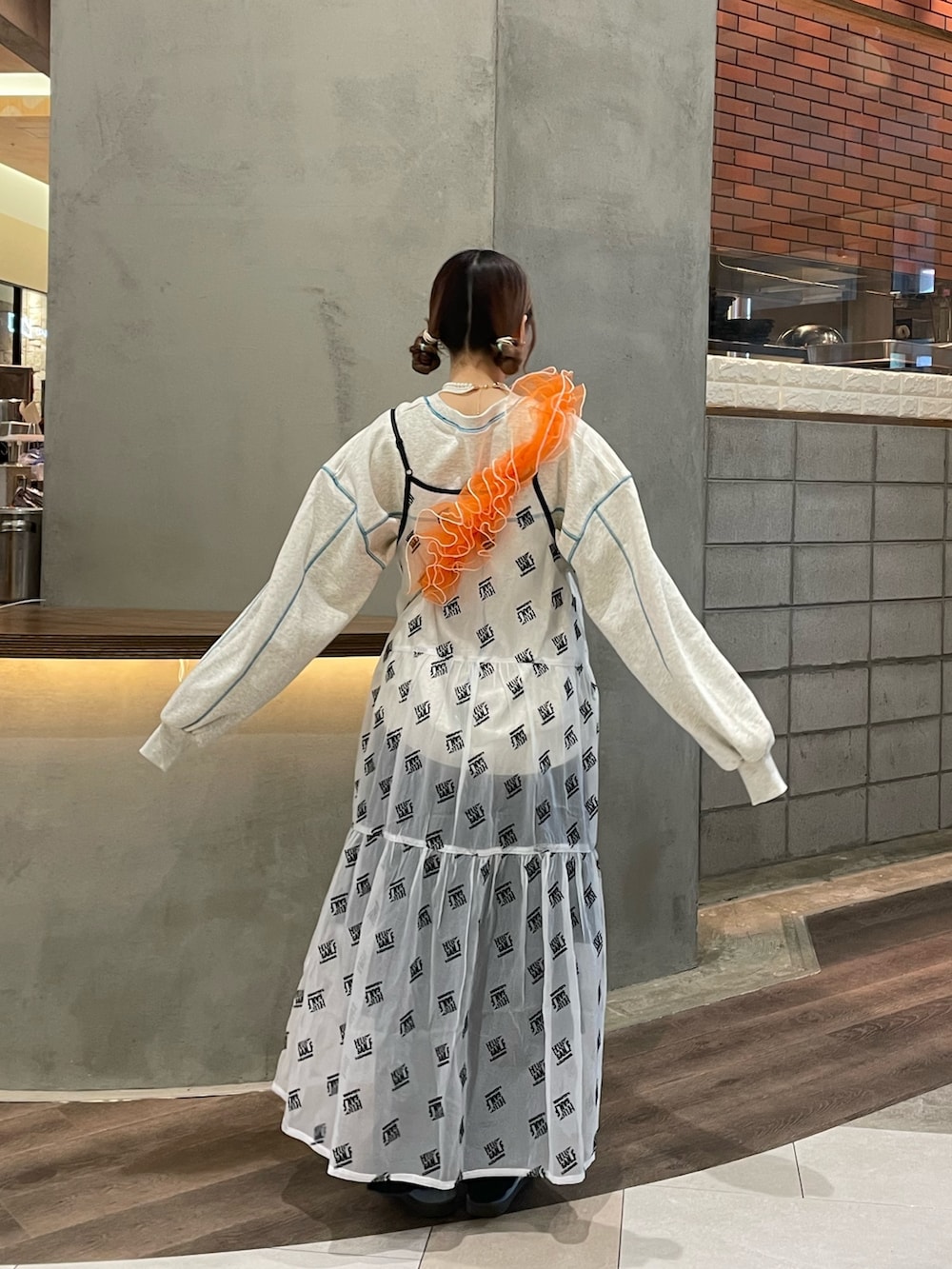 ホワイト系のワンピース、グレー系のスウェット、ブラック系のその他パンツを着用したレディースの春コーディネートの2枚目の写真