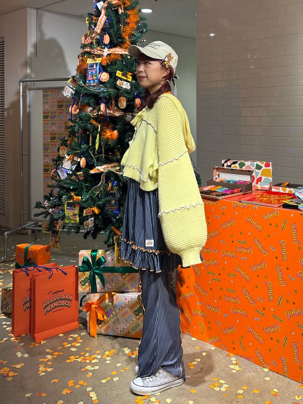 イエロー系のカーディガン/ボレロ、ブルー系のその他パンツ、ブルー系のワンピースを着用したレディースの冬コーディネートの2枚目の写真