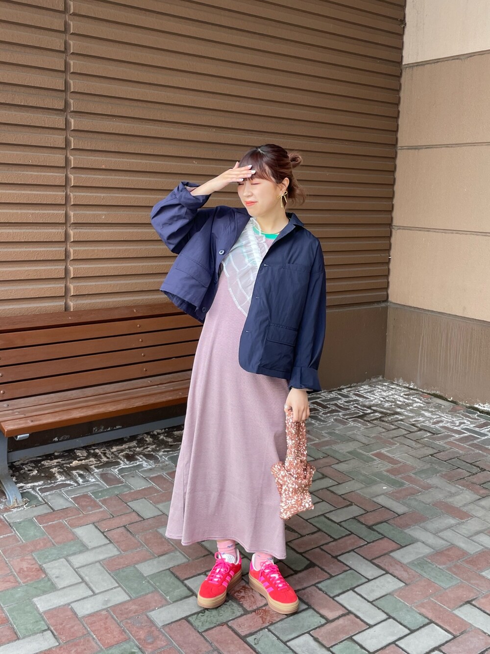 パープル系のワンピース、ブルー系のテーラードジャケット、ホワイト系の付け襟を着用したレディースの春コーディネートの2枚目の写真