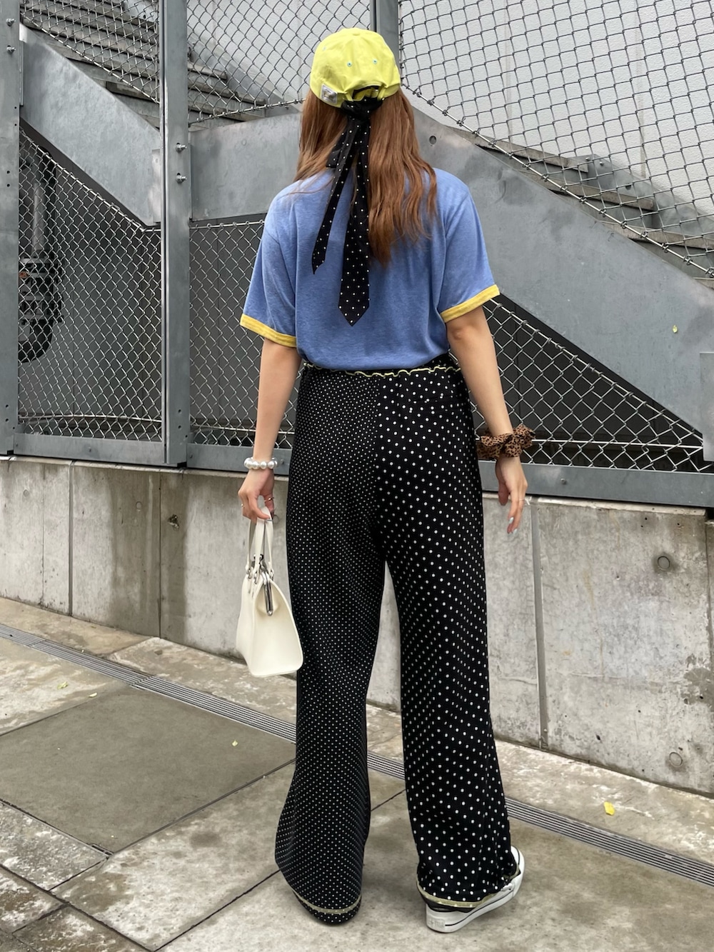 ブラック系のスウェットパンツ、ホワイト系のショルダーバッグ、ブルー系のTシャツ/カットソーを着用したレディースの夏コーディネートの2枚目の写真