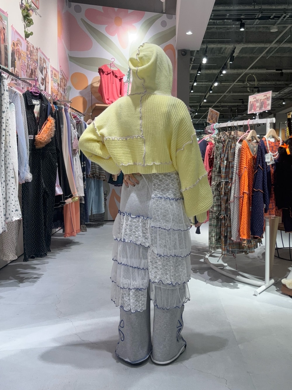 ホワイト系のTシャツ/カットソー、ホワイト系のスカート、グレー系のその他パンツを着用したレディースの秋コーディネートの2枚目の写真