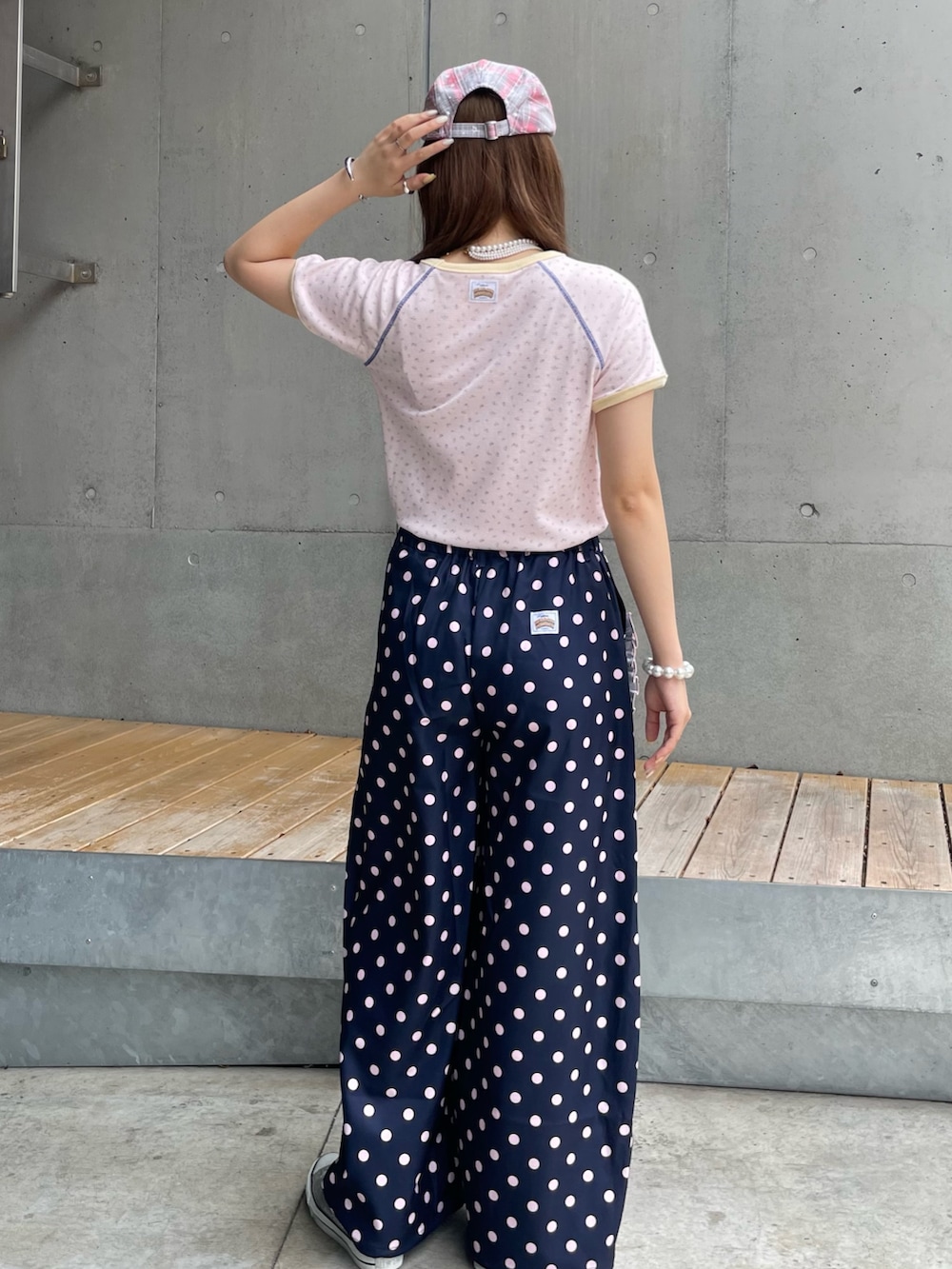 ブルー系のスウェットパンツ、ピンク系のTシャツ/カットソー、ピンク系のハンチング/ベレー帽を着用したレディースの夏コーディネートの2枚目の写真