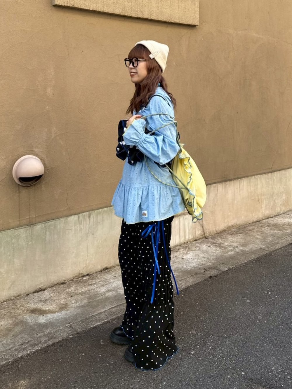 ブルー系のシャツ/ブラウス、ブラック系のその他パンツ、ブラック系のキャミソールを着用したレディースの春コーディネートの2枚目の写真