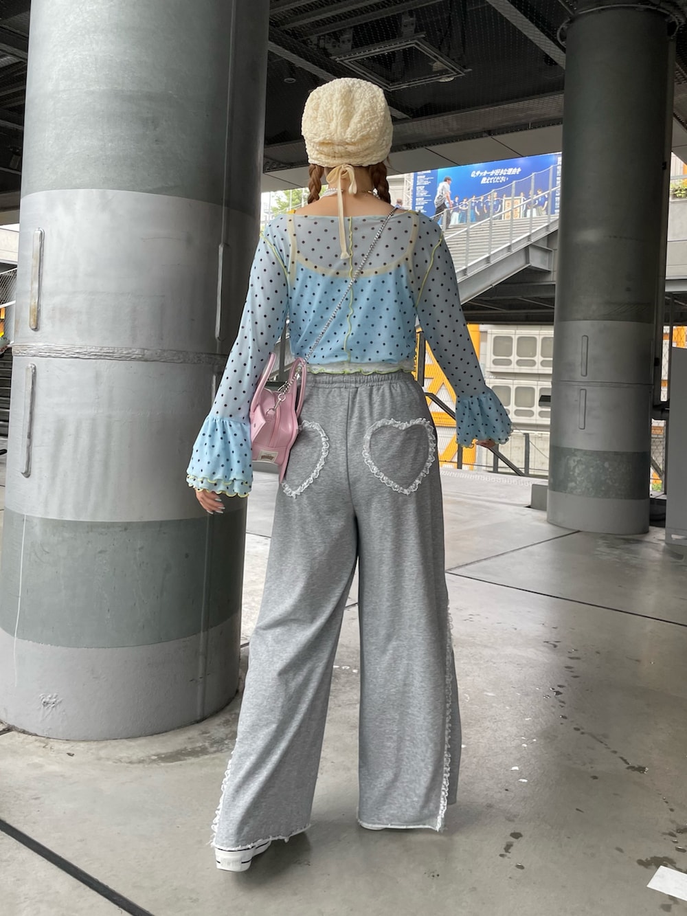 グレー系のスウェットパンツ、ピンク系のショルダーバッグ、ブルー系のTシャツ/カットソーを着用したレディースの夏コーディネートの2枚目の写真