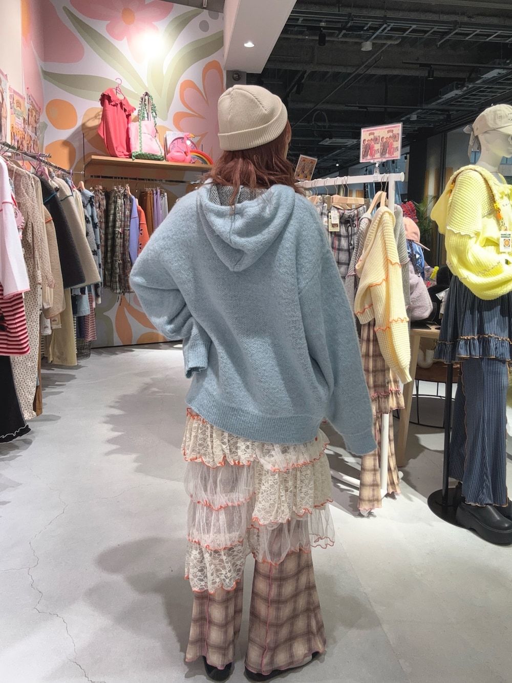 ベージュ系のその他パンツ、ホワイト系のスカート、ブルー系のパーカーを着用したレディースの冬コーディネートの2枚目の写真