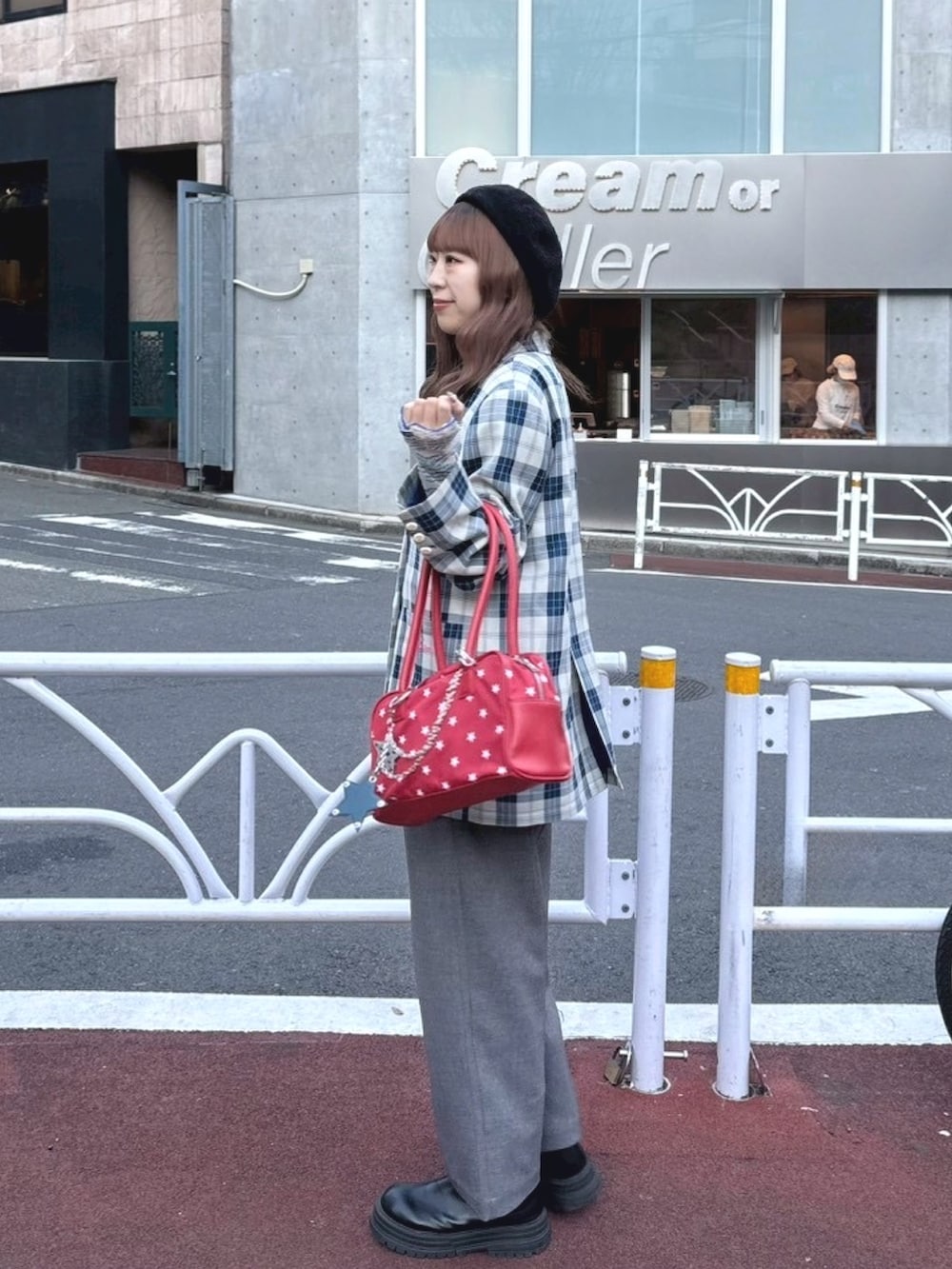 ブルー系のテーラードジャケット、レッド系のトートバッグ、ブルー系のTシャツ/カットソーを着用したレディースの冬コーディネートの2枚目の写真