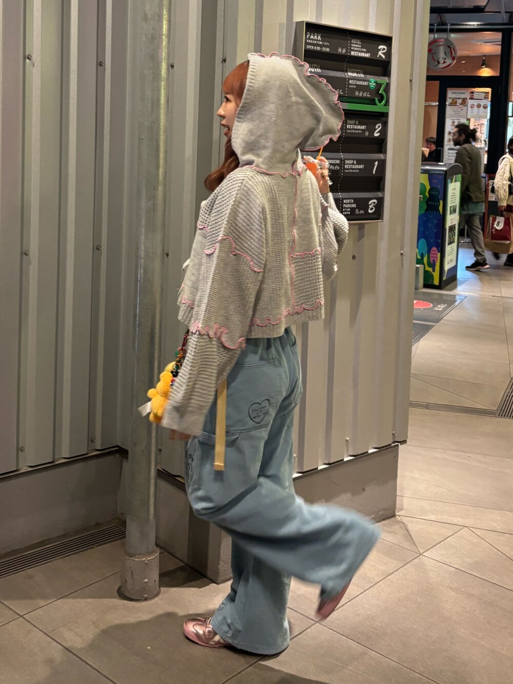 ブルー系のサロペット/オーバーオール、グレー系のカーディガン/ボレロ、イエロー系のボディバッグ/ウエストポーチを着用したレディースの秋コーディネートの2枚目の写真