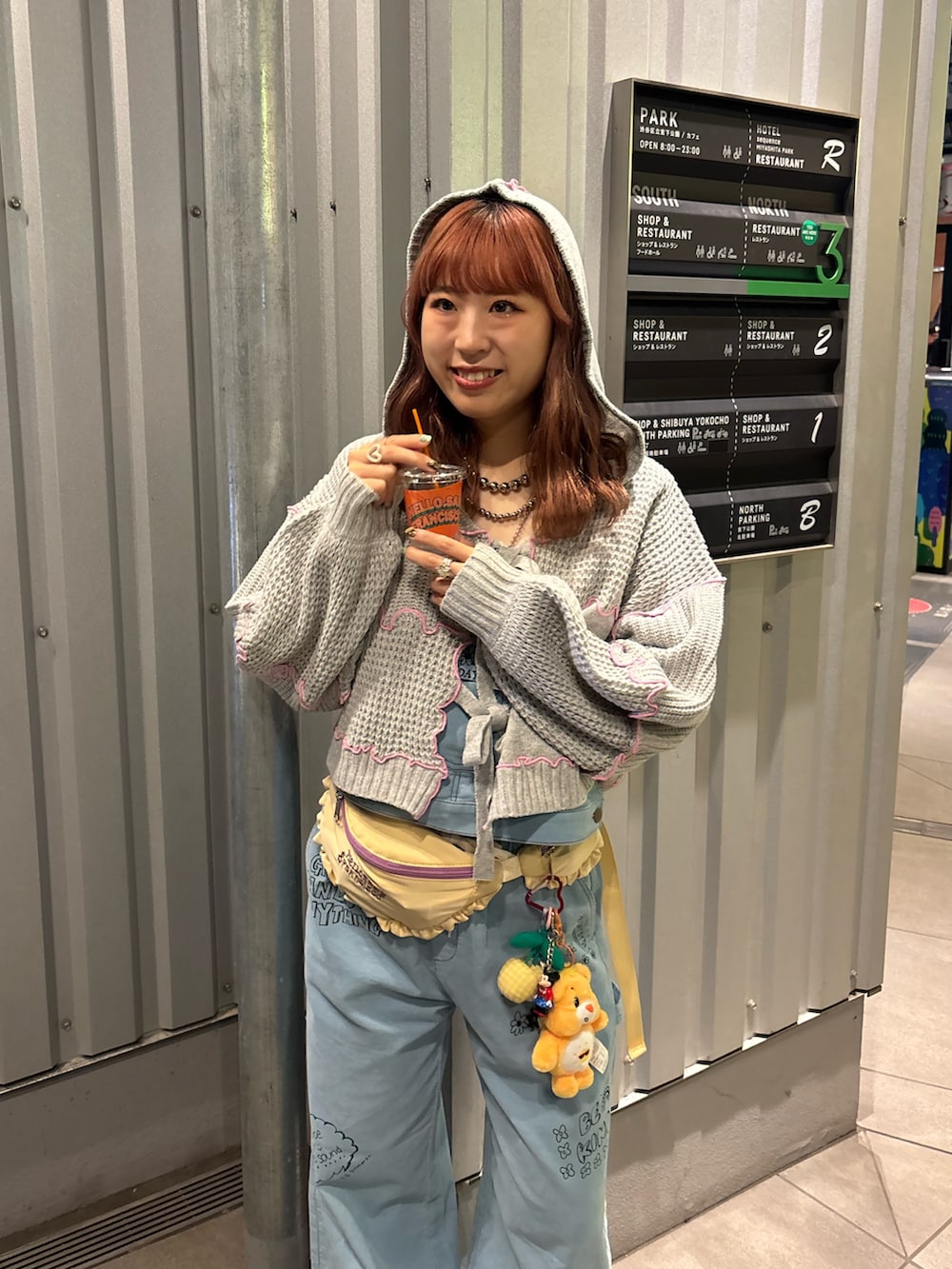 ブルー系のサロペット/オーバーオール、グレー系のカーディガン/ボレロ、イエロー系のボディバッグ/ウエストポーチを着用したレディースの秋コーディネートの3枚目の写真