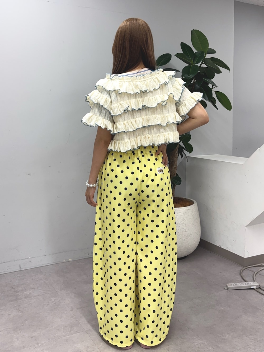 イエロー系のスウェットパンツ、ホワイト系のTシャツ/カットソー、ホワイト系のカーディガン/ボレロを着用したレディースの夏コーディネートの2枚目の写真