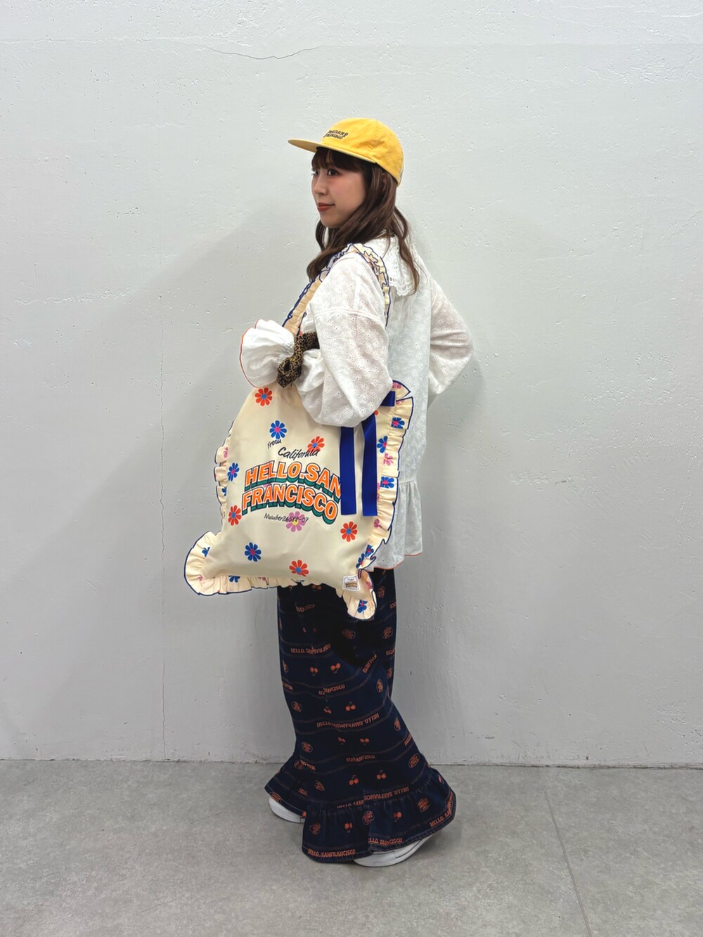 ホワイト系のシャツ/ブラウス、ブルー系のデニムパンツを着用したレディースの冬コーディネートの2枚目の写真