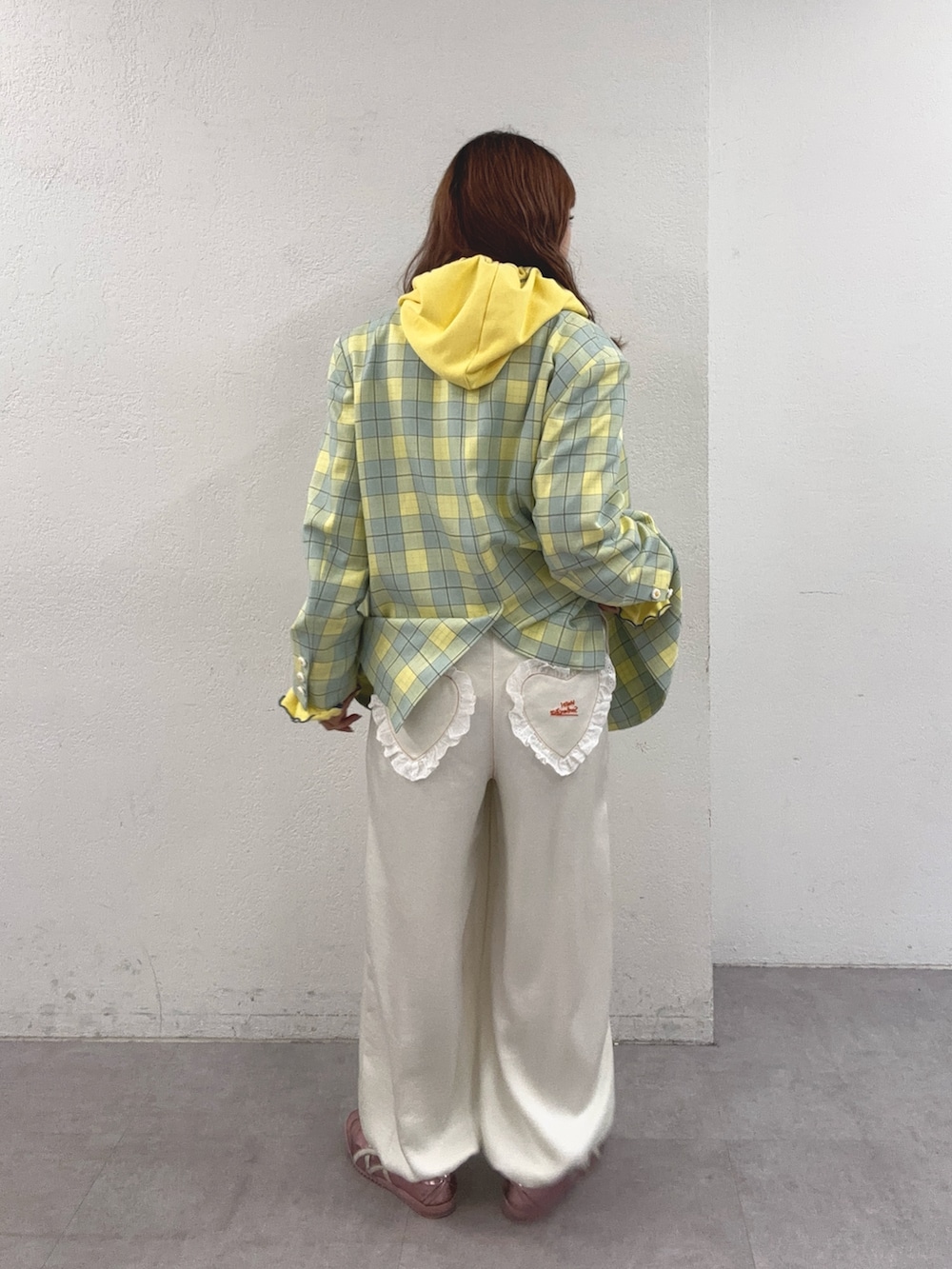 イエロー系のテーラードジャケット、イエロー系のパーカーを着用したレディースの冬コーディネートの2枚目の写真