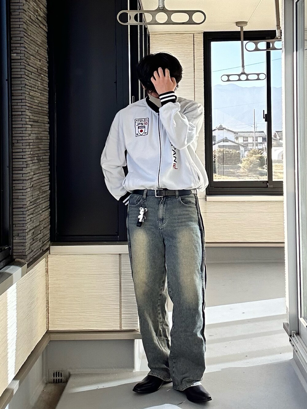 「新星WEARISTAにエントリー、ブーツ、トラックジャケット、ジャージ、デニム、デニムパンツ、デニムコーデ、シンプル、タックイン、メンズファッション、シンプルコーデ、キレイめ、古着MIX、ストリート、プチプラコーデ」｜「POLO RALPH LAURENのアイテム（ジャージ、ホワイト系）」を使った、eeyan.jpさん（メンズ・174cm）の冬コーディネートの3枚目の写真