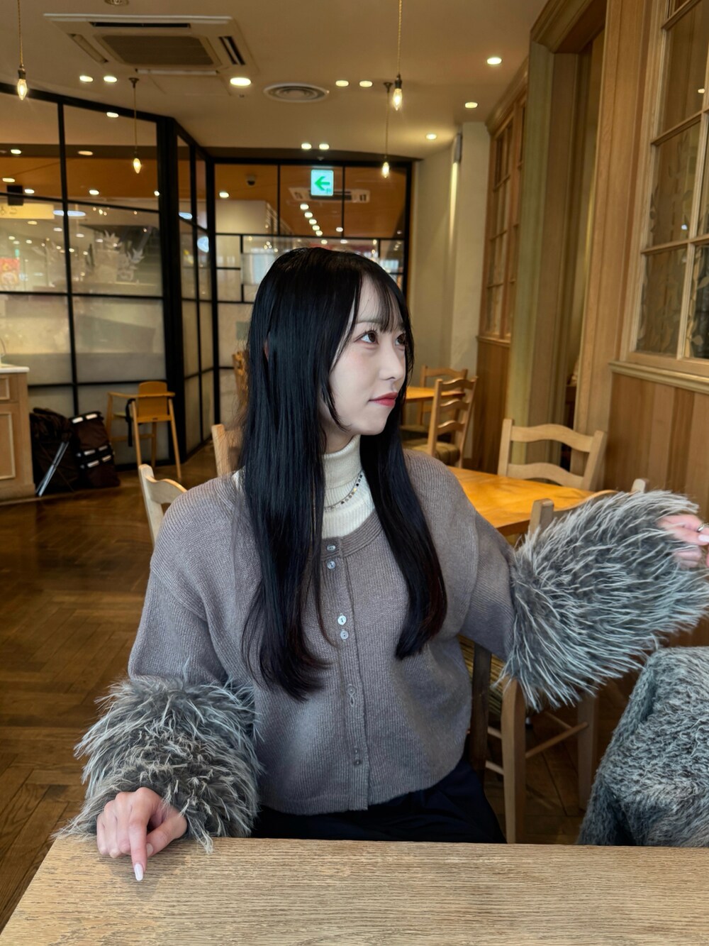 ブラック系のスニーカー、グレー系のニット/セーター、ホワイト系のニット/セーターを着用したレディースの冬コーディネートの3枚目の写真