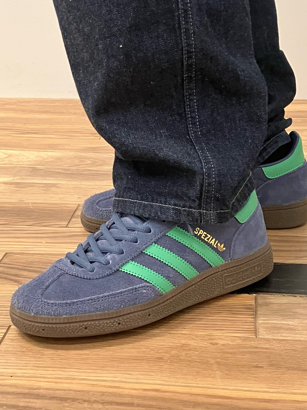ホワイト系のトップス、ブルー系のジャージ、ブルー系のスニーカーを着用したレディースの冬コーディネートの4枚目の写真
