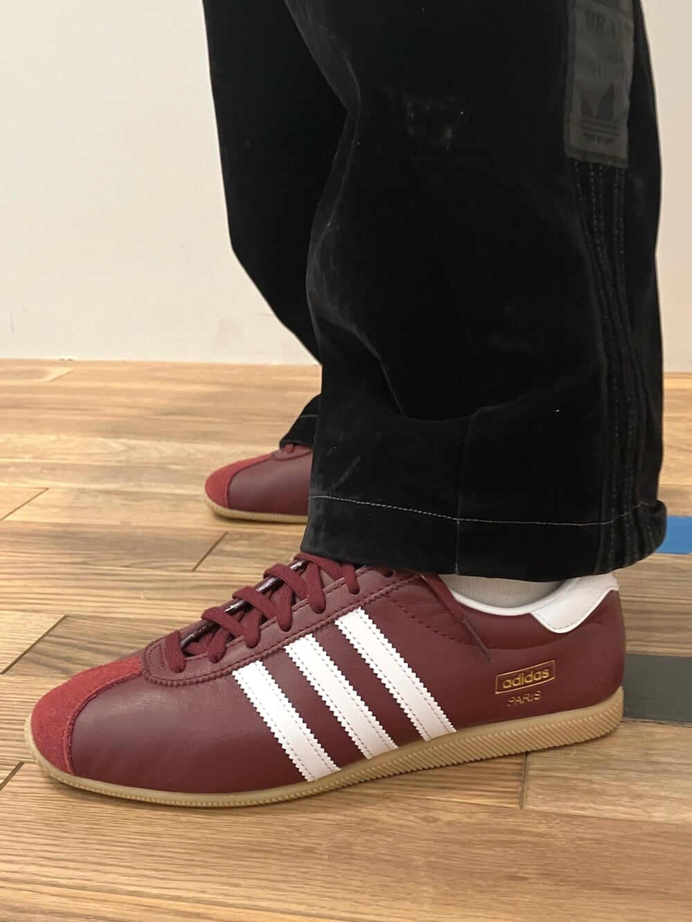 ブルー系のトップス、レッド系のスニーカーを着用したレディースの春コーディネートの2枚目の写真