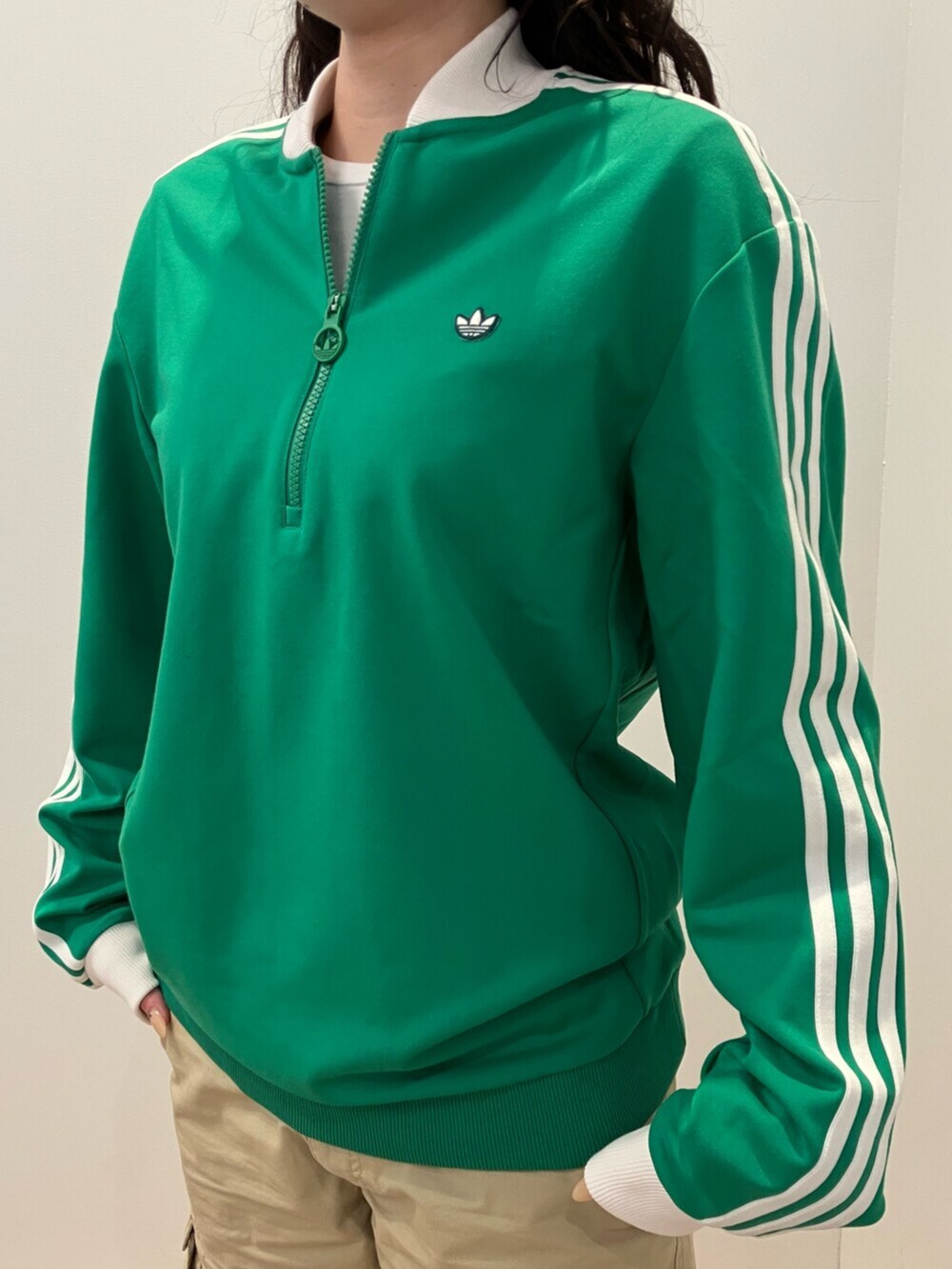 ブラック系のシューズ、グリーン系のスウェット、ホワイト系のソックス/靴下を着用したレディースの春コーディネートの2枚目の写真