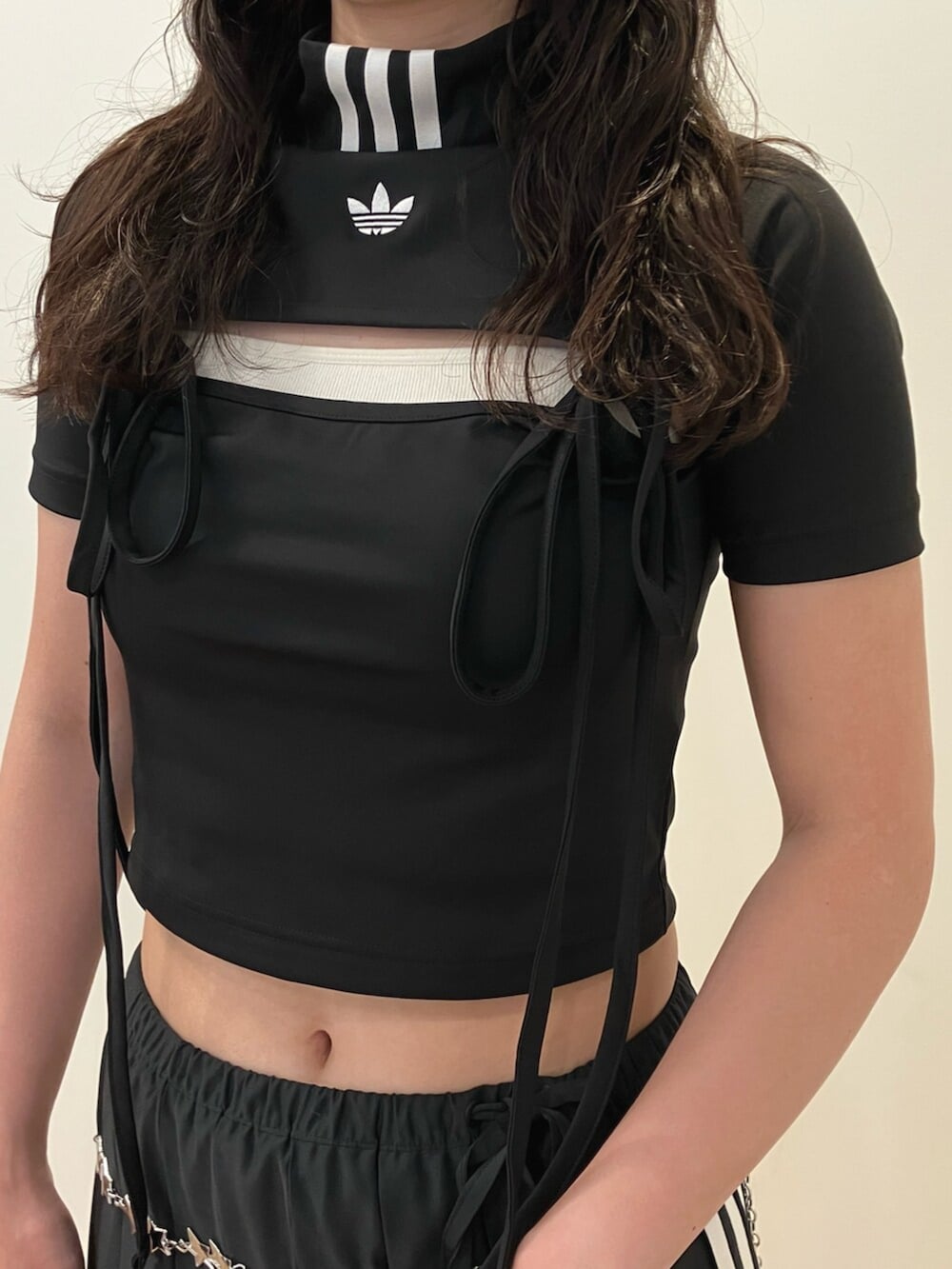 ブラック系のスニーカー、ブラック系のTシャツ/カットソー、ブラック系のスカートを着用したレディースの夏コーディネートの2枚目の写真