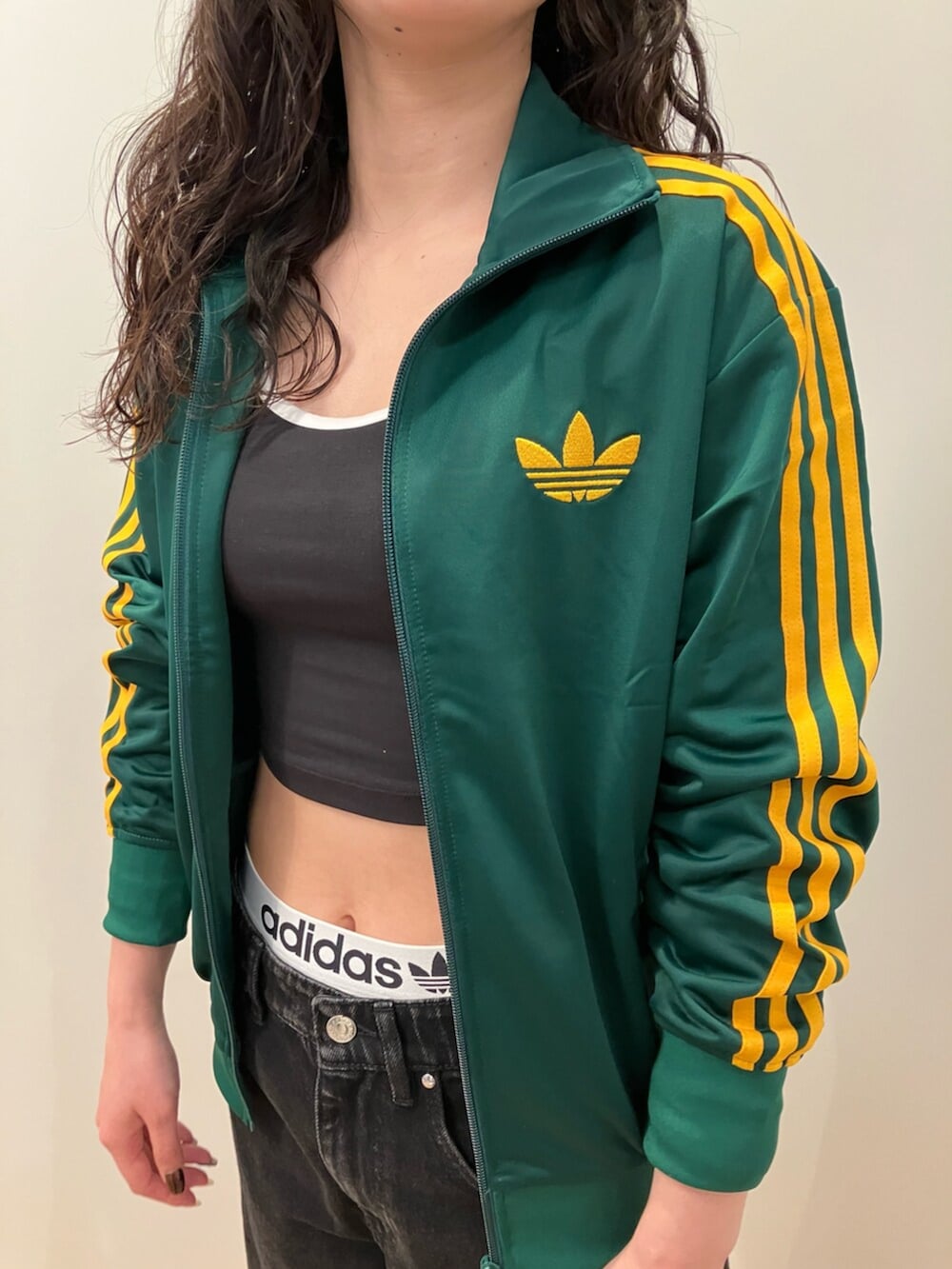 OYさんの「アディカラー クラシック ファイヤーバード ルーズ トラックトップ / ジャージ / アディダスオリジナルス adidas Originals（adidas）」を使ったコーディネートの3枚目の写真