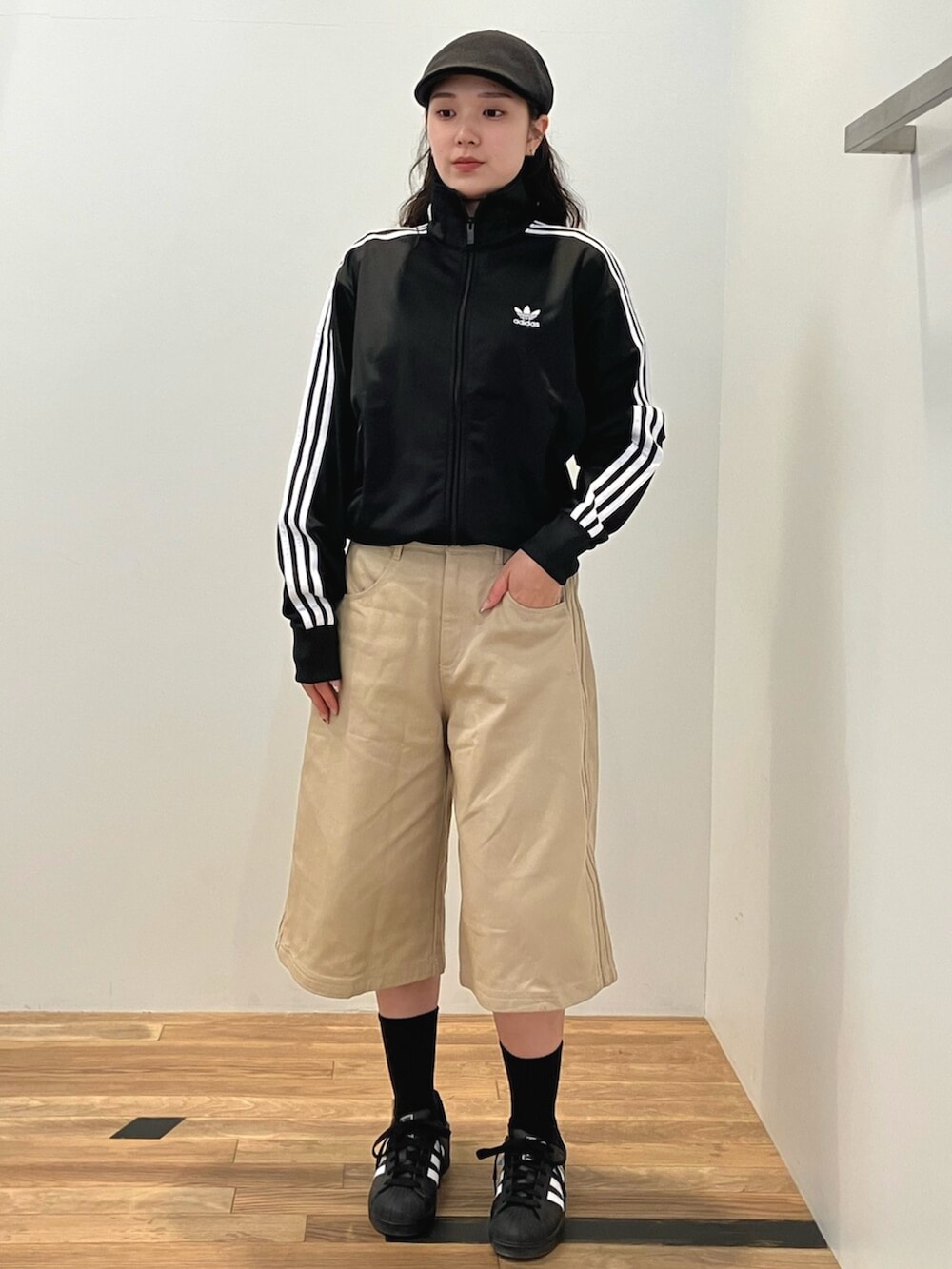 ブラック系のTシャツ/カットソー、ベージュ系のその他パンツ、ブラック系のジャージを着用したレディースの夏コーディネートの2枚目の写真