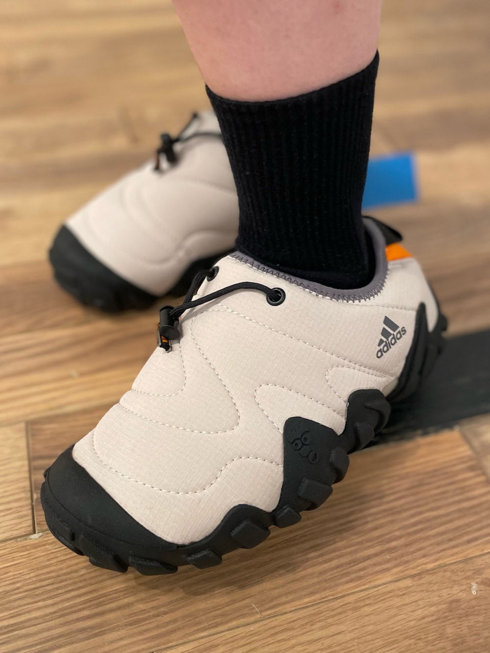 ブラック系のダウンジャケット/コート、ブラック系のスカート、ベージュ系のシューズを着用したレディースの秋コーディネートの3枚目の写真