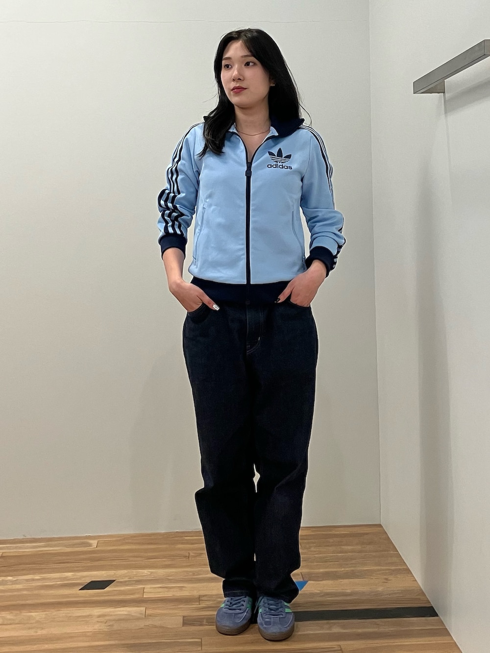 ホワイト系のトップス、ブルー系のジャージ、ブルー系のスニーカーを着用したレディースの冬コーディネートの2枚目の写真