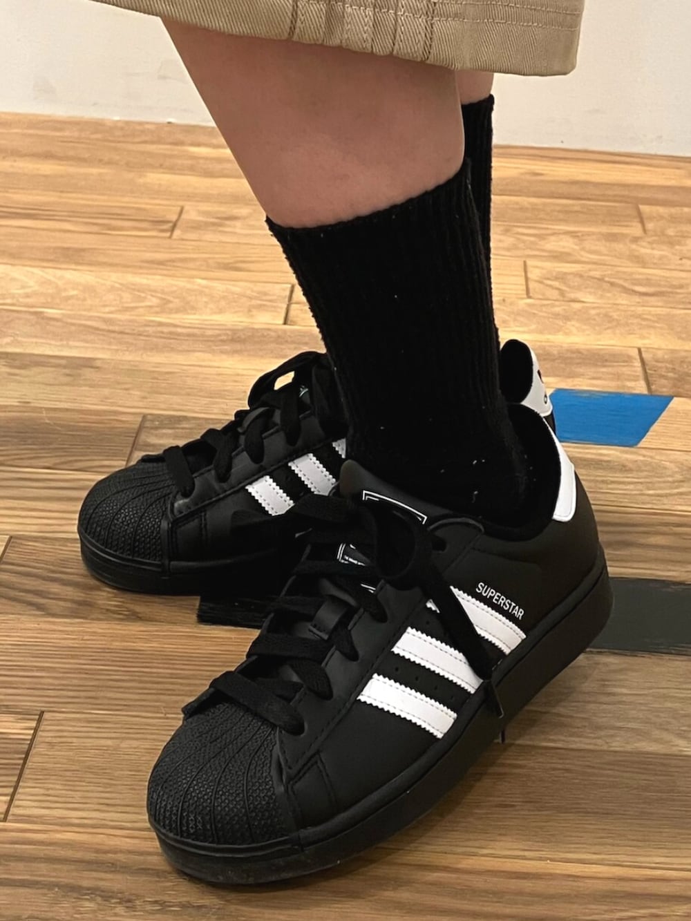 ブラック系のTシャツ/カットソー、ベージュ系のその他パンツ、ブラック系のジャージを着用したレディースの夏コーディネートの4枚目の写真