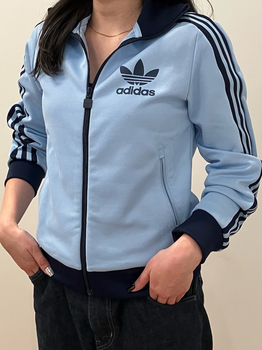 ホワイト系のトップス、ブルー系のジャージ、ブルー系のスニーカーを着用したレディースの冬コーディネートの3枚目の写真