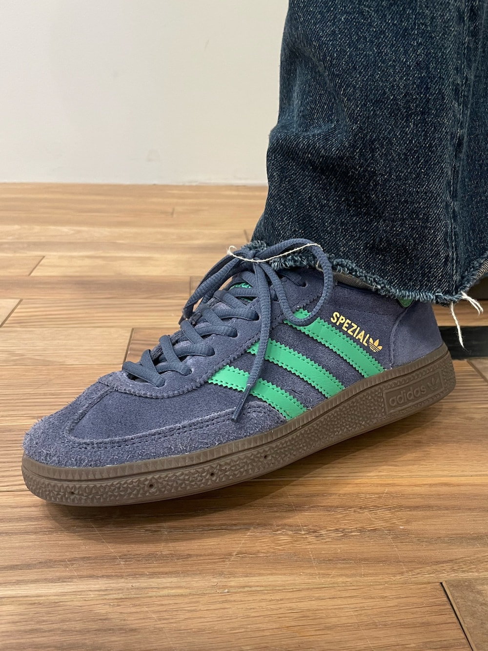 OYさんの「アディカラー クラシックス ファイヤーバード トラックトップ（ジャージ）（adidas）」を使ったコーディネートの2枚目の写真