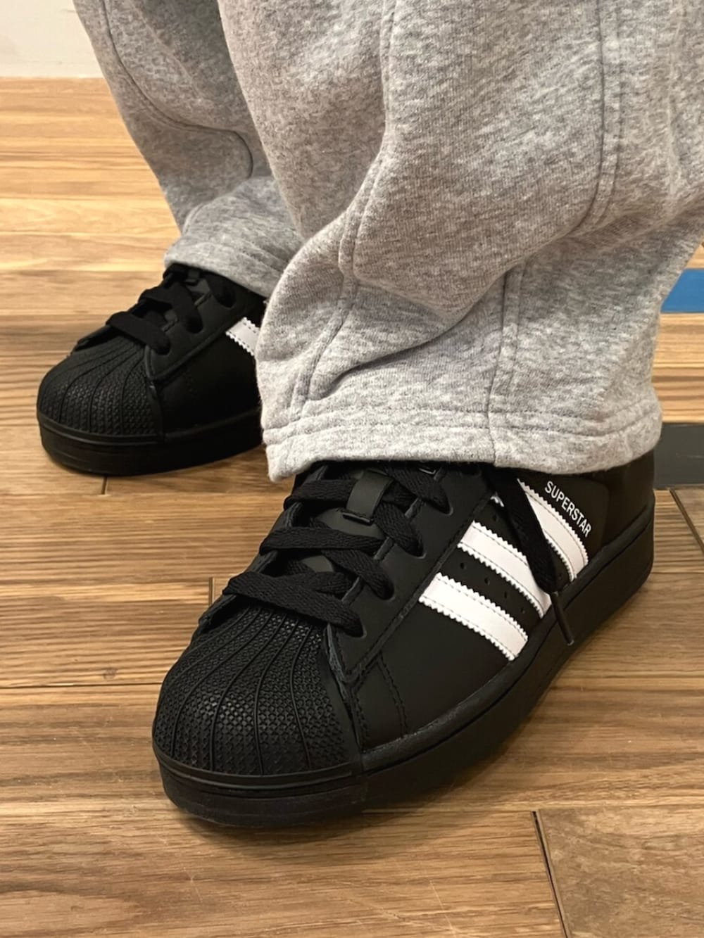 ブラック系のスニーカー、ブラック系のTシャツ/カットソー、ブラック系のスカートを着用したレディースの夏コーディネートの4枚目の写真