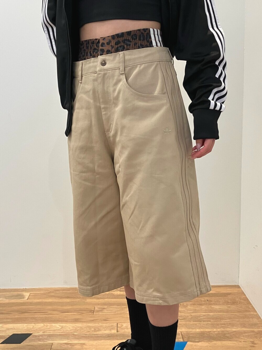 ブラック系のTシャツ/カットソー、ベージュ系のその他パンツ、ブラック系のジャージを着用したレディースの夏コーディネートの3枚目の写真