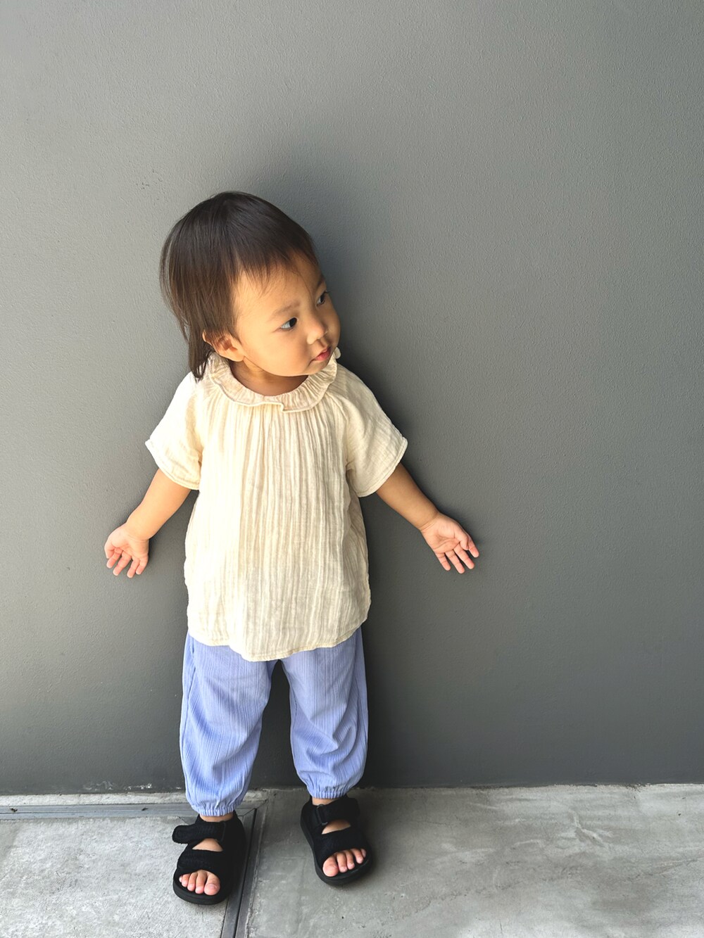 パープル系のその他パンツ、ベージュ系のシャツ/ブラウス、ブラック系のサンダルを着用したキッズの秋コーディネートの2枚目の写真