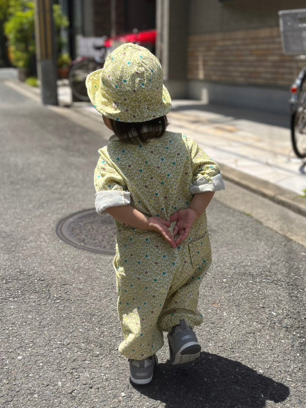 グリーン系のオールインワン・サロペット、グレー系のスニーカーを着用したキッズの秋コーディネートの2枚目の写真