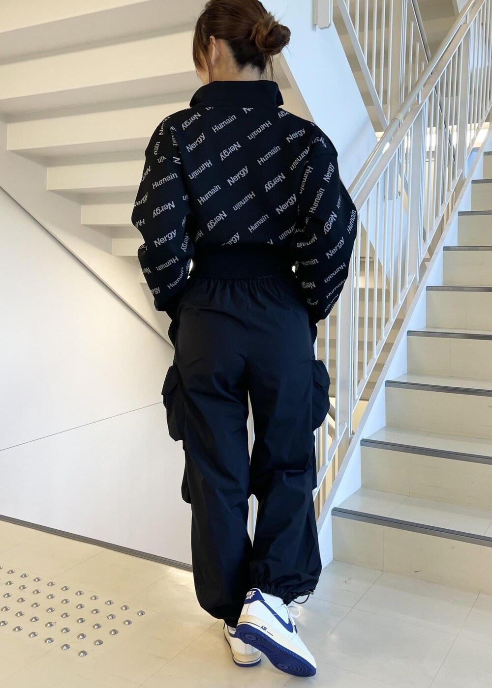 「カーゴパンツ、ニット、ニットジャケット、ショート丈、撥水、UV、NERGY、NIKE、スニーカー、パンツ、バックスタイル、アスレジャー」｜「NERGYの【UV&水陸両用】MONDRIAN エンボススポーツブラ（ブラジャー、ブルー系）」を使った、bnbn419さん（レディース・164cm）の冬コーディネートの2枚目の写真