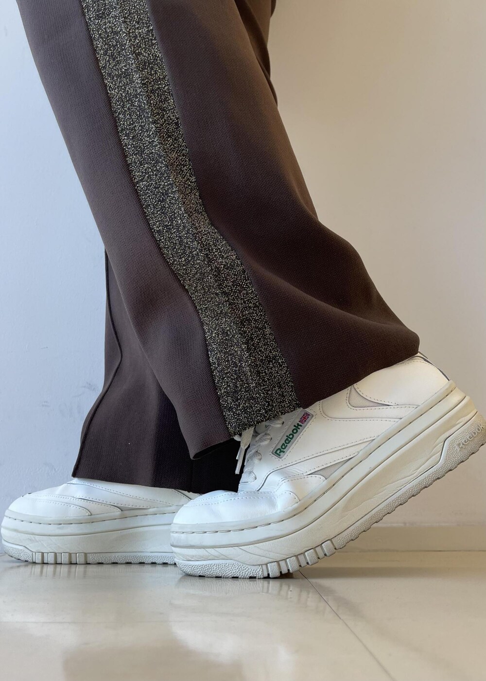 ブラウン系のその他パンツ、ホワイト系のスニーカー、ベージュ系のスウェットを着用したレディースの春コーディネートの6枚目の写真