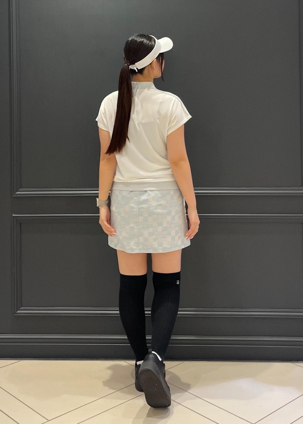 ブルー系のスカート、ホワイト系のTシャツ/カットソーを着用したレディースの夏コーディネートの2枚目の写真