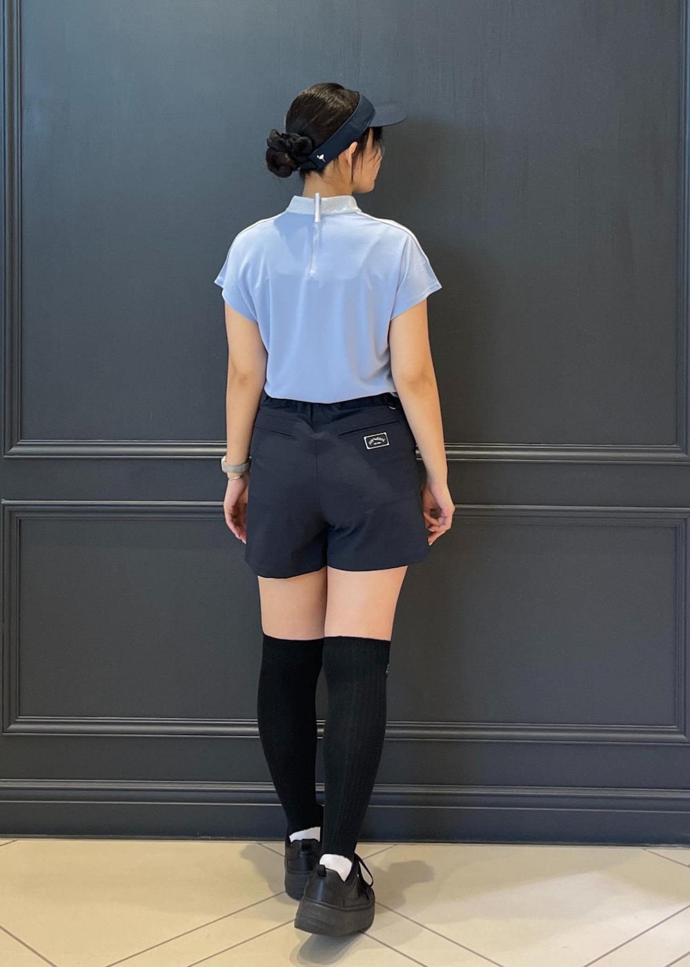 ブルー系のその他パンツ、ブルー系のTシャツ/カットソーを着用したレディースの夏コーディネートの2枚目の写真