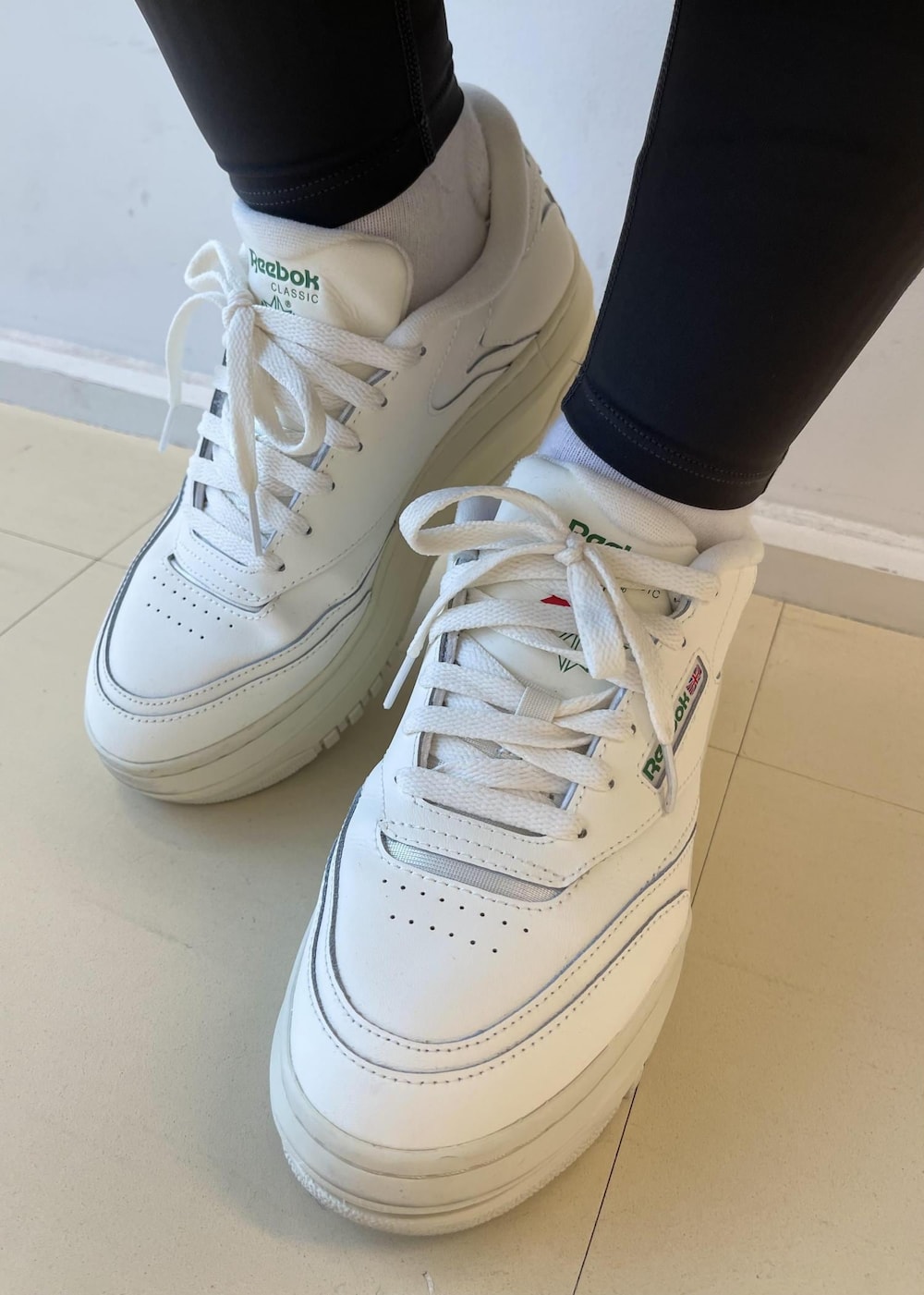 ホワイト系のスニーカー、グリーン系のスウェット、グレー系のレギンス/スパッツを着用したレディースの冬コーディネートの6枚目の写真