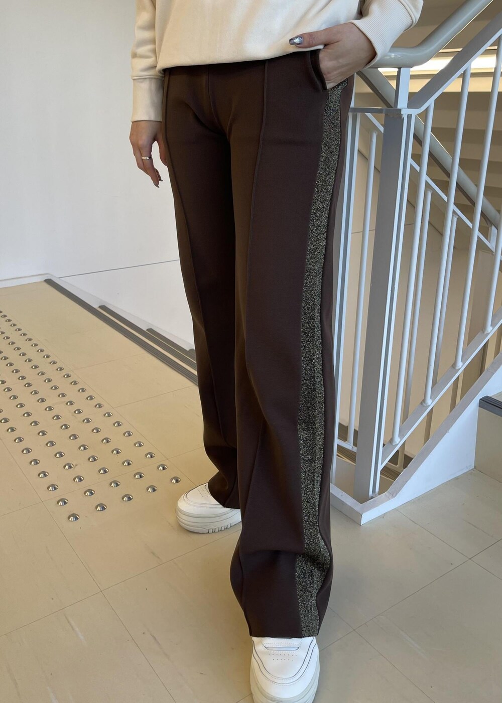 ブラウン系のその他パンツ、ホワイト系のスニーカー、ベージュ系のスウェットを着用したレディースの春コーディネートの5枚目の写真