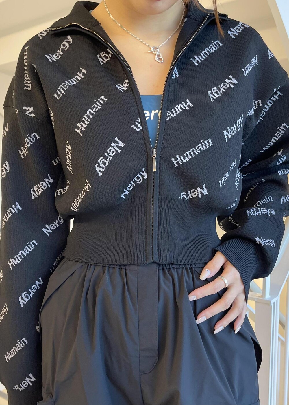 「カーゴパンツ、ニット、ニットジャケット、ショート丈、撥水、UV、NERGY、NIKE、スニーカー、パンツ、バックスタイル、アスレジャー」｜「NERGYの【UV&水陸両用】MONDRIAN エンボススポーツブラ（ブラジャー、ブルー系）」を使った、bnbn419さん（レディース・164cm）の冬コーディネートの4枚目の写真