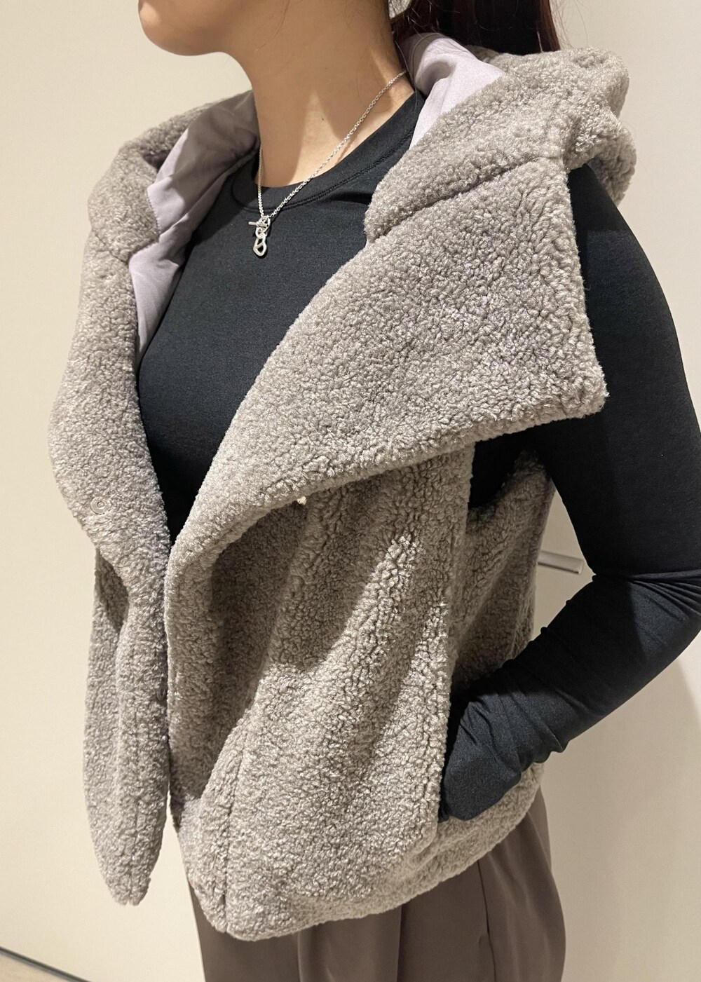 ベージュ系のその他アウター、ブラウン系のその他パンツ、ホワイト系のスニーカーを着用したレディースの秋コーディネートの4枚目の写真