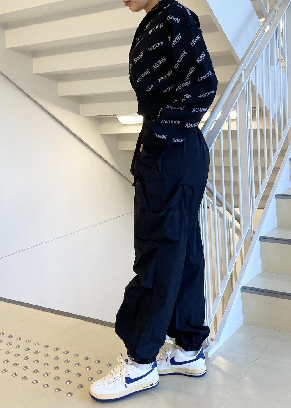 「カーゴパンツ、ニット、ニットジャケット、ショート丈、撥水、UV、NERGY、NIKE、スニーカー、パンツ、バックスタイル、アスレジャー」｜「NERGYの【UV&水陸両用】MONDRIAN エンボススポーツブラ（ブラジャー、ブルー系）」を使った、bnbn419さん（レディース・164cm）の冬コーディネートの3枚目の写真